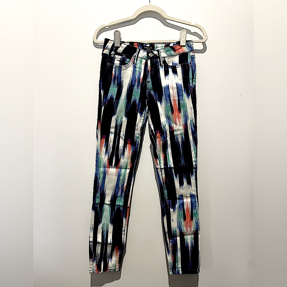 Bebe low rise pattered jeans. Size 26